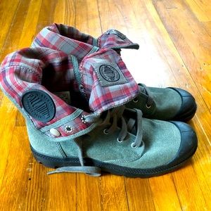 Palladium canvas boots